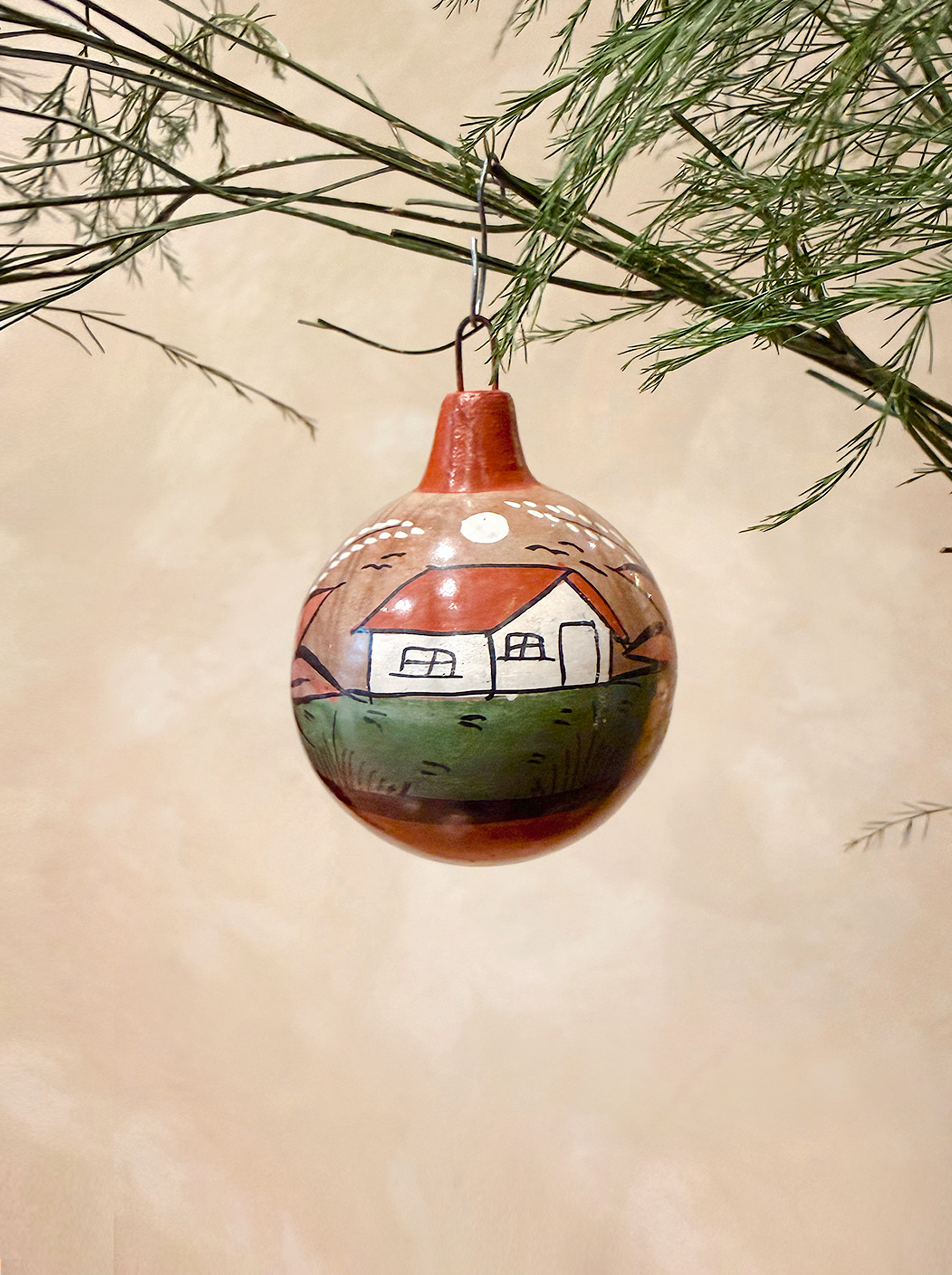 Esferas de barro bruñido pintadas a mano