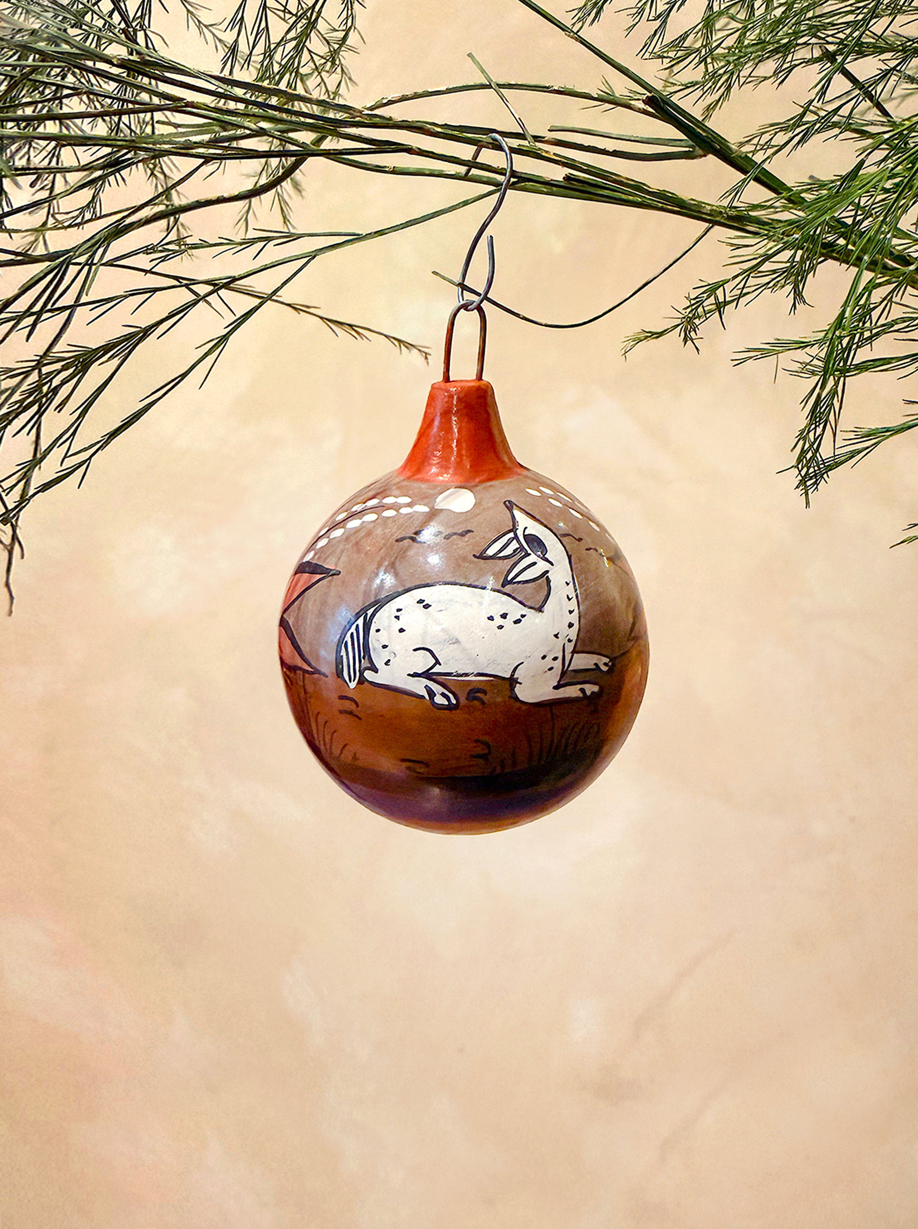 Esferas de barro bruñido pintadas a mano