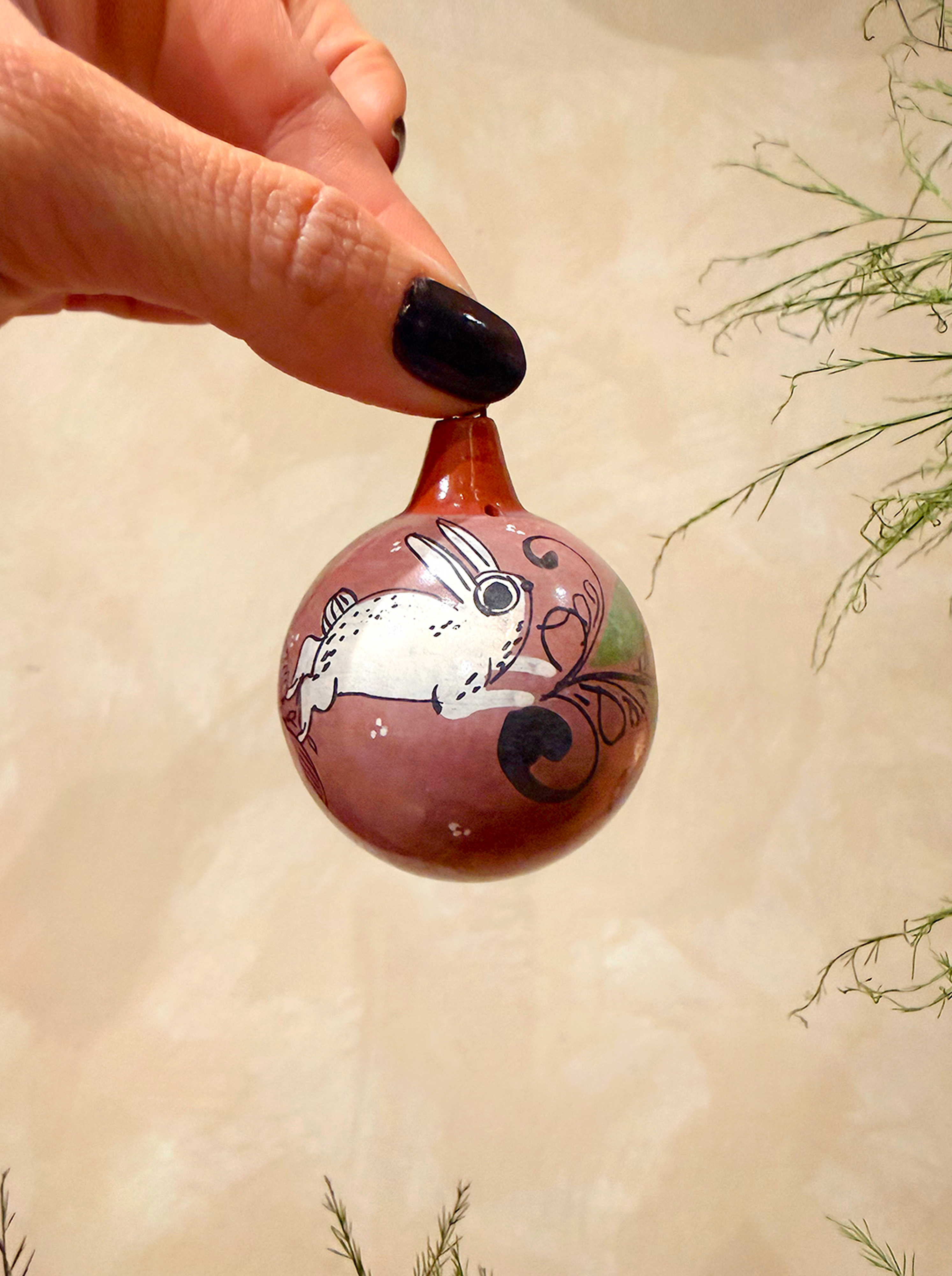Esferas de barro bruñido pintadas a mano