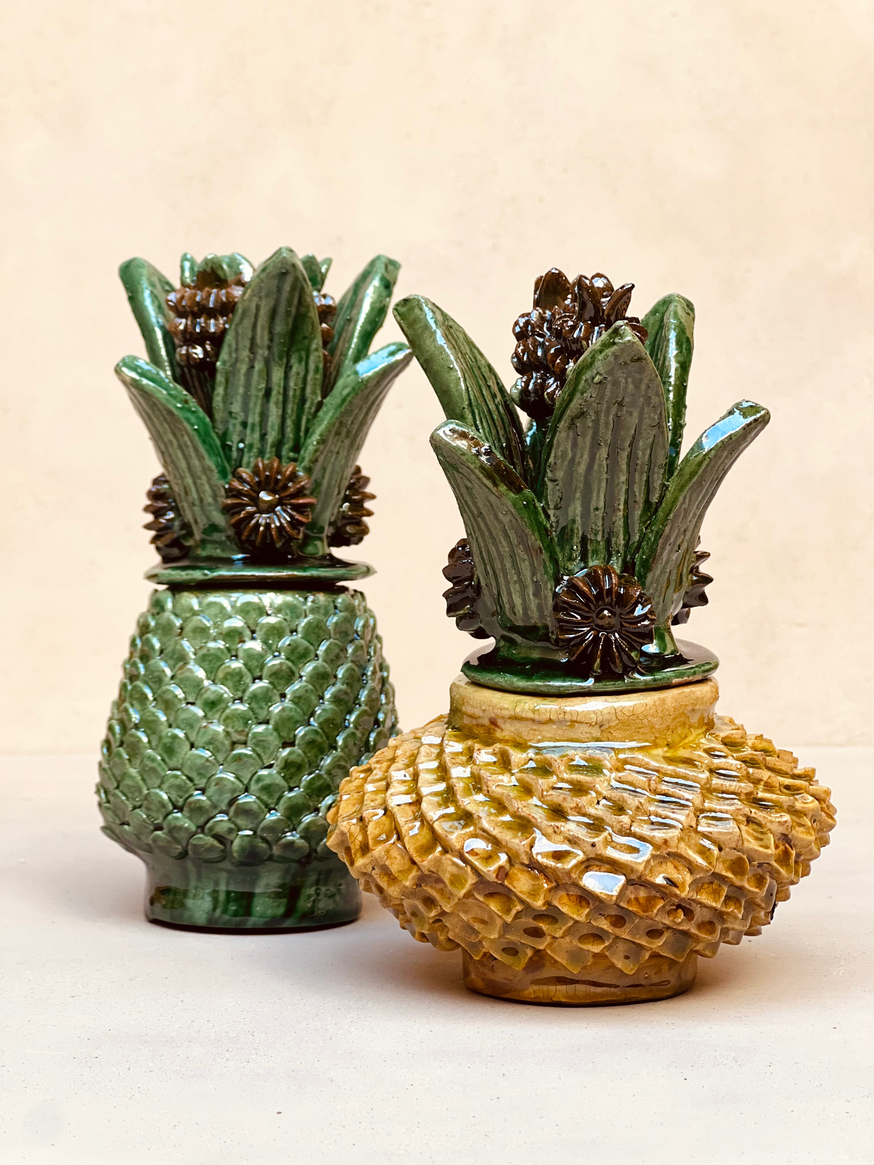 Piñas de barro vidriado