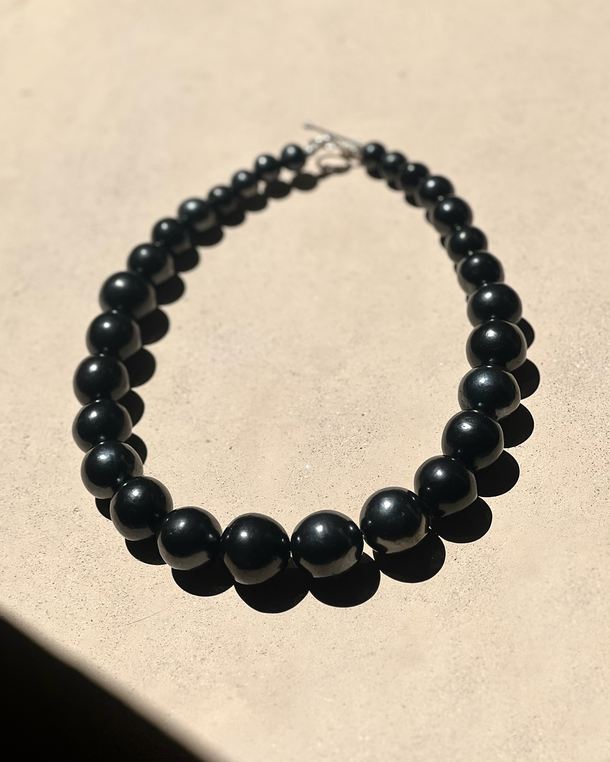 Collar sombras de barro negro