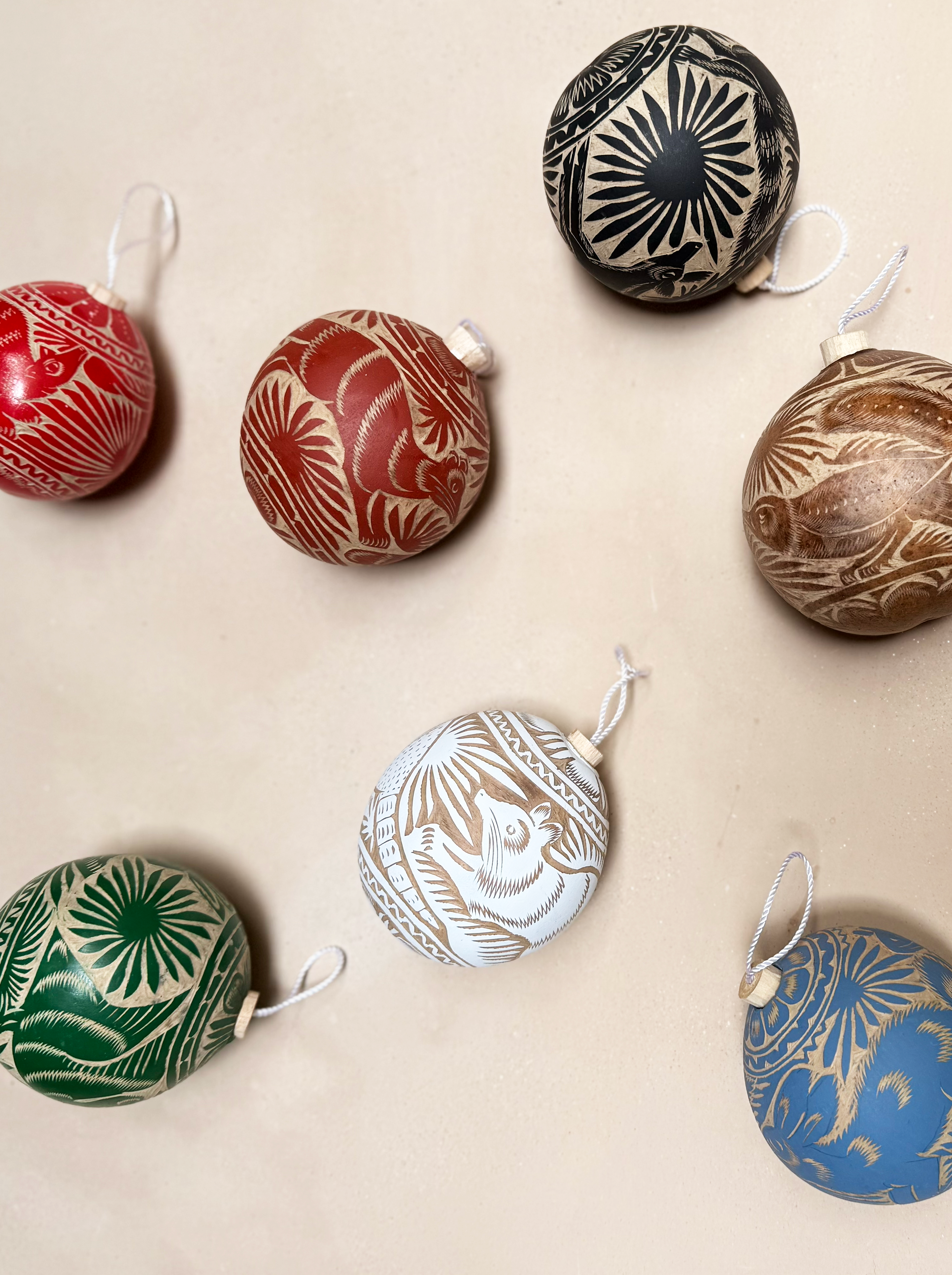 Esferas de Jícara labradas a mano