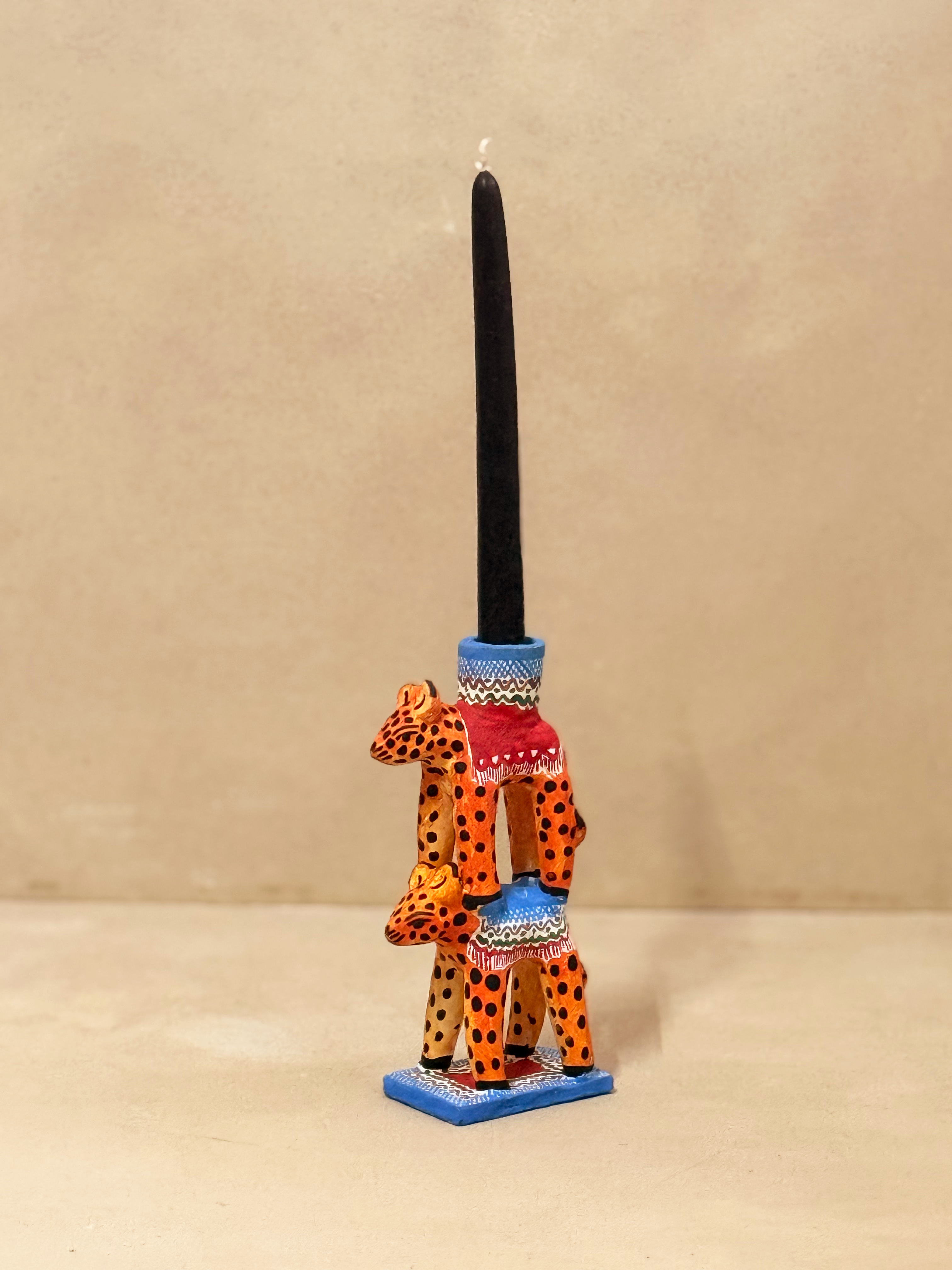 Candelabro torre de jaguares