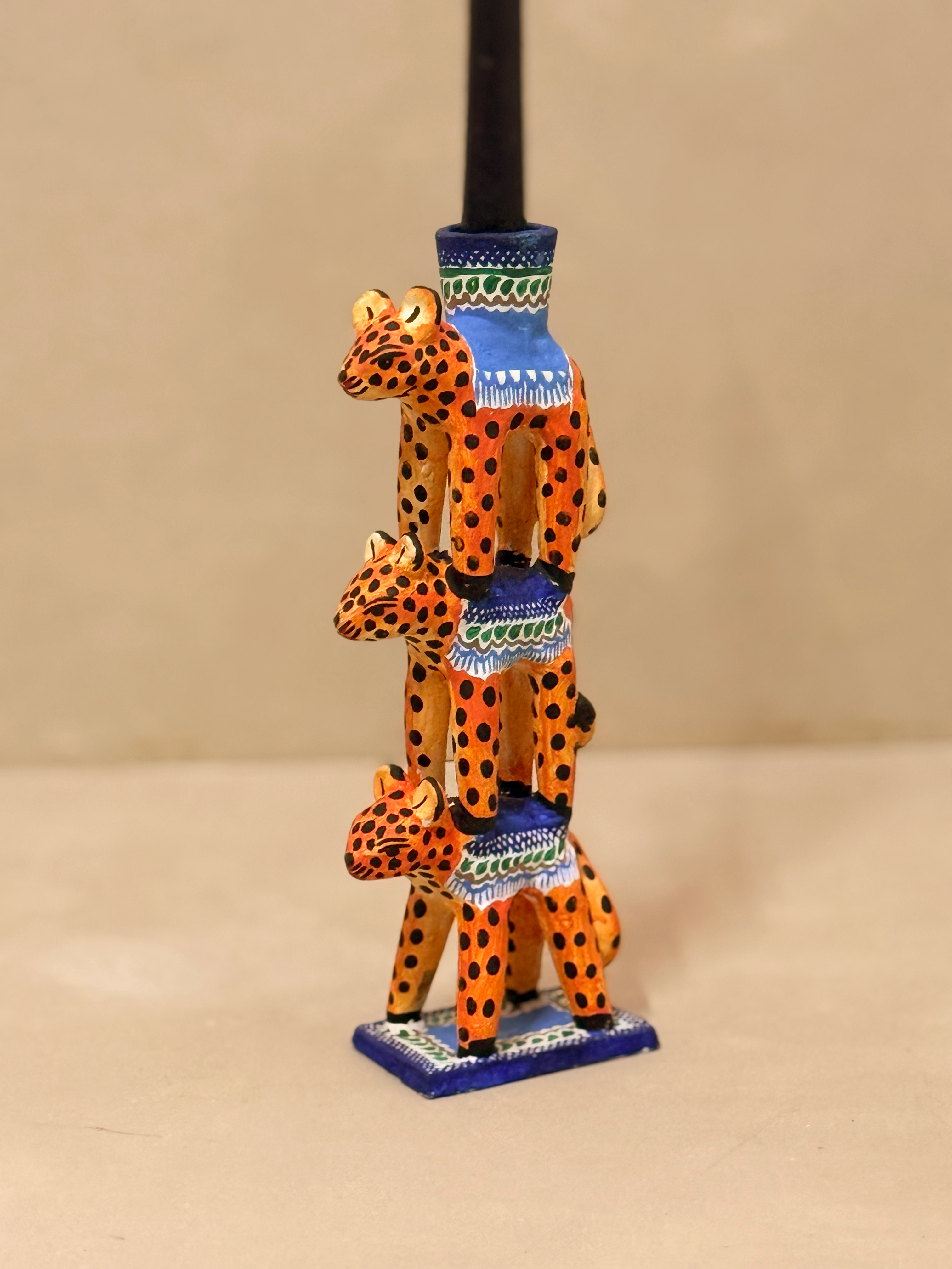 Candelabro torre de jaguares