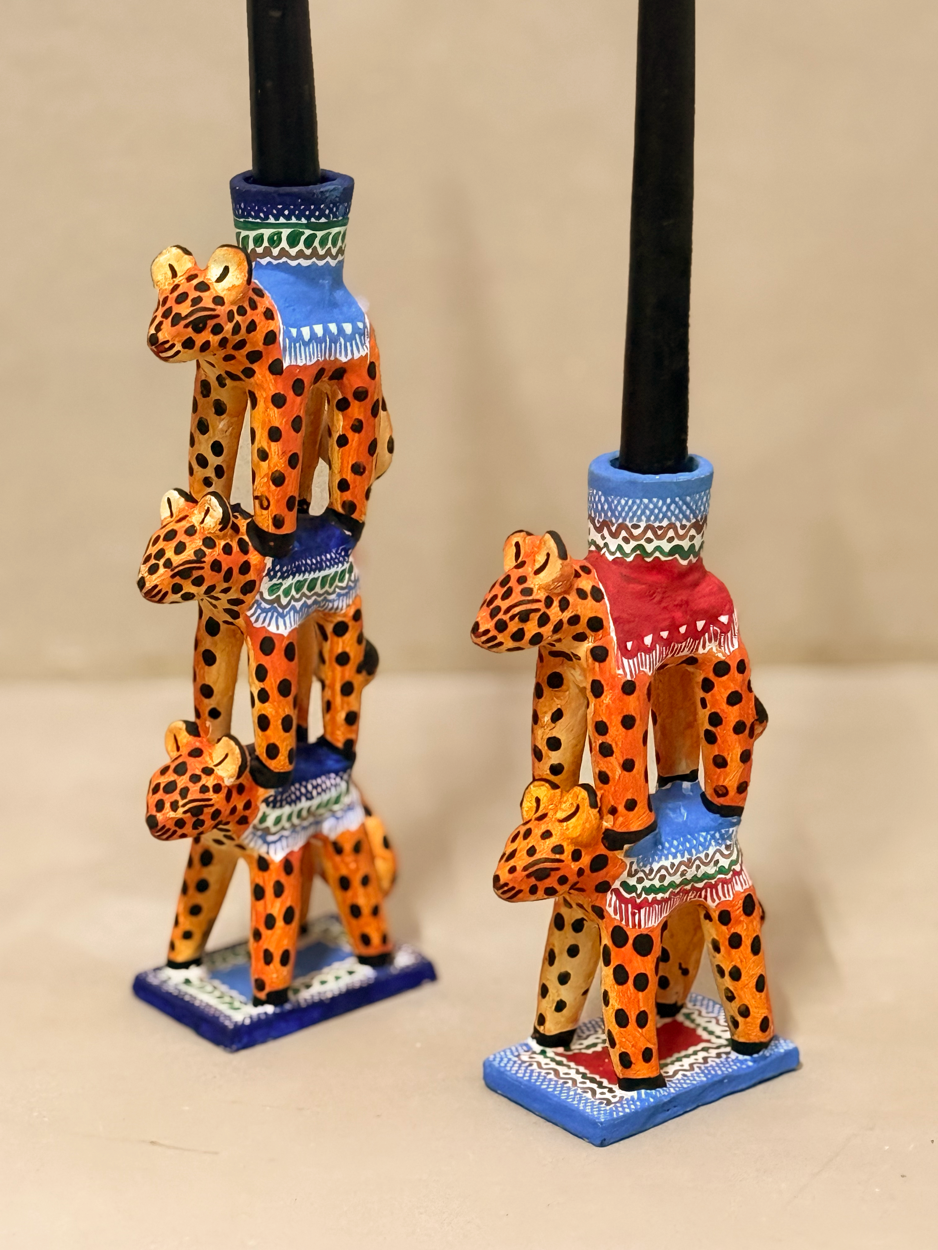 Candelabro torre de jaguares