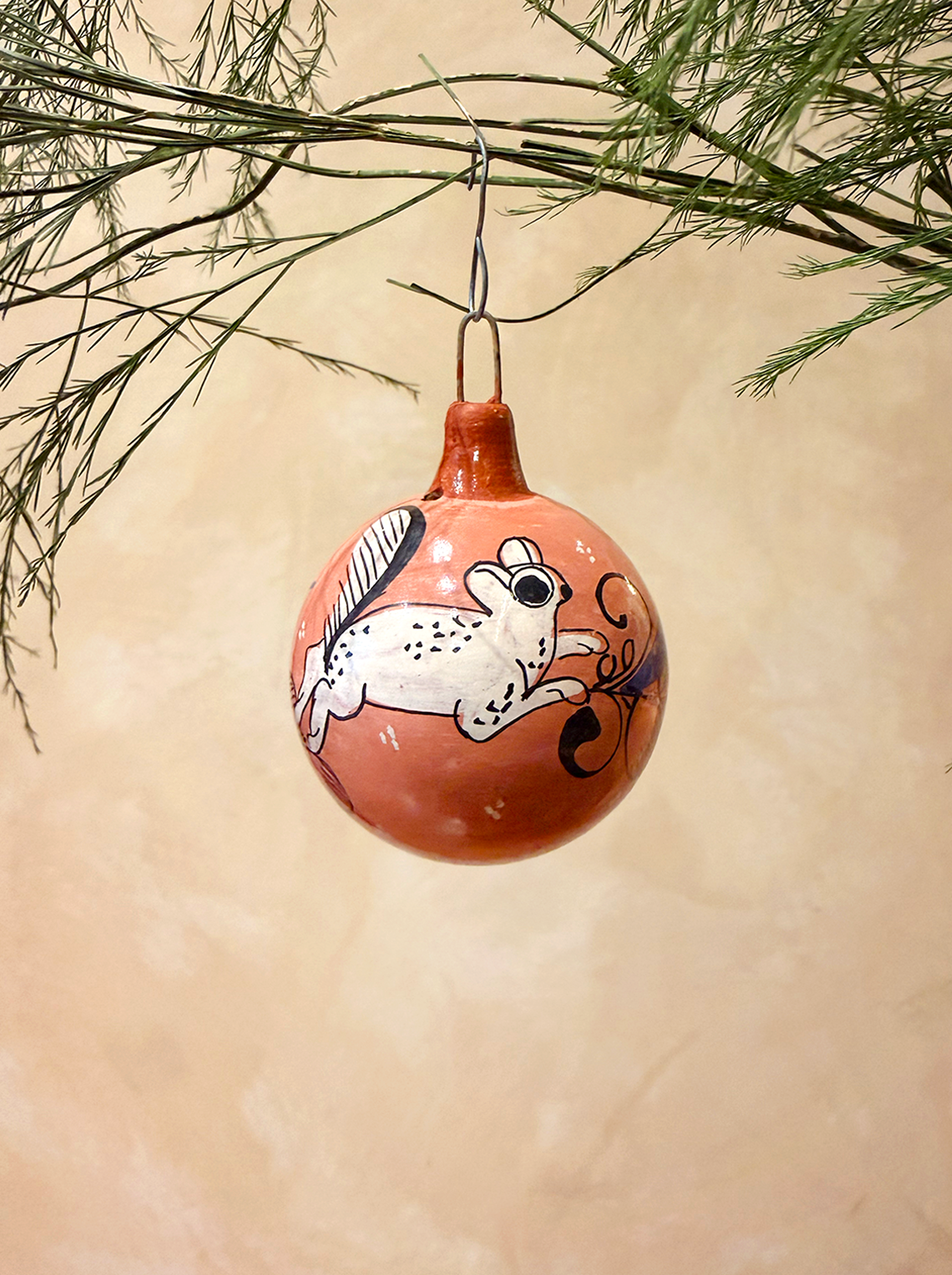 Esferas de barro bruñido pintadas a mano