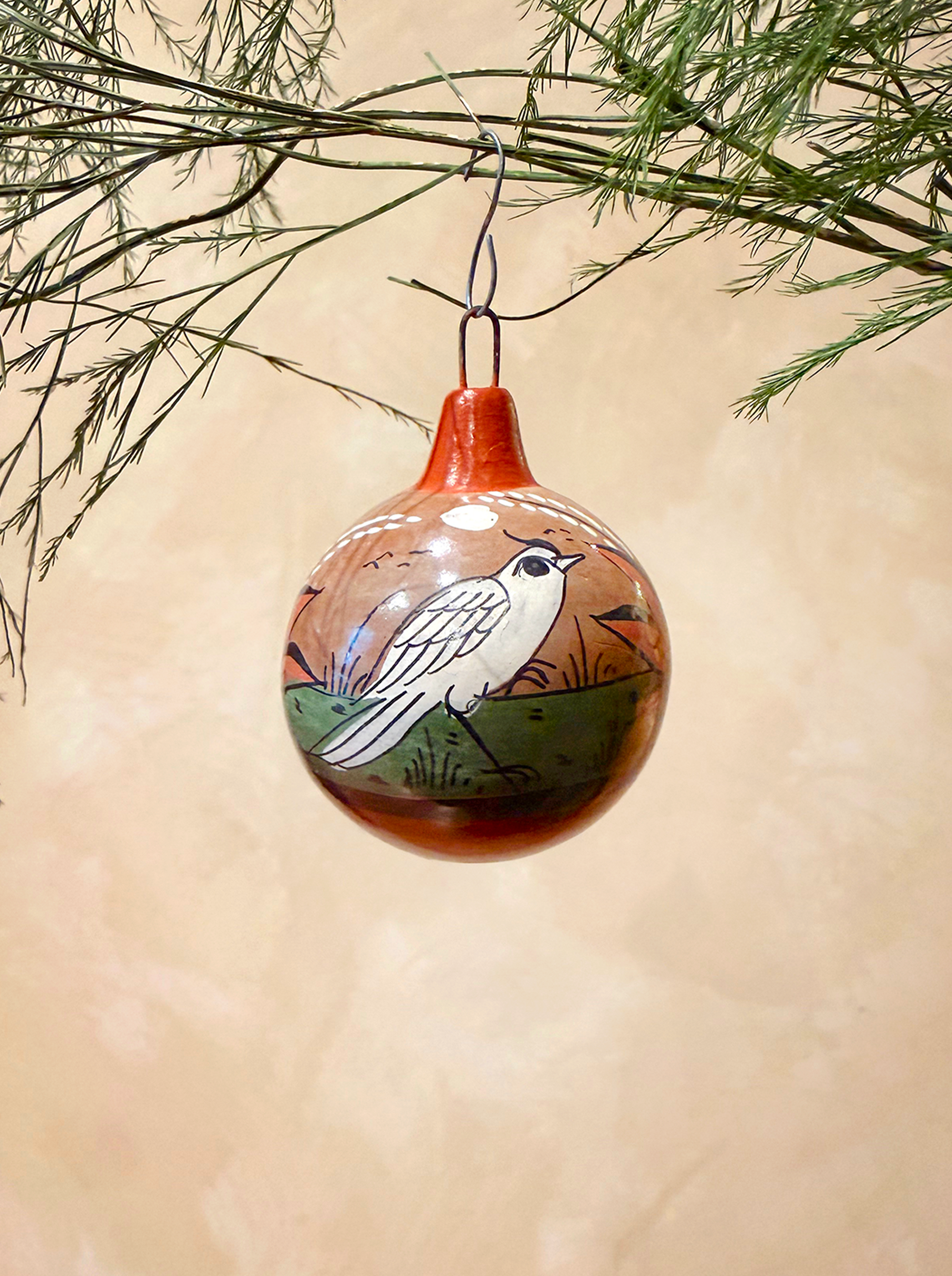 Esferas de barro bruñido pintadas a mano