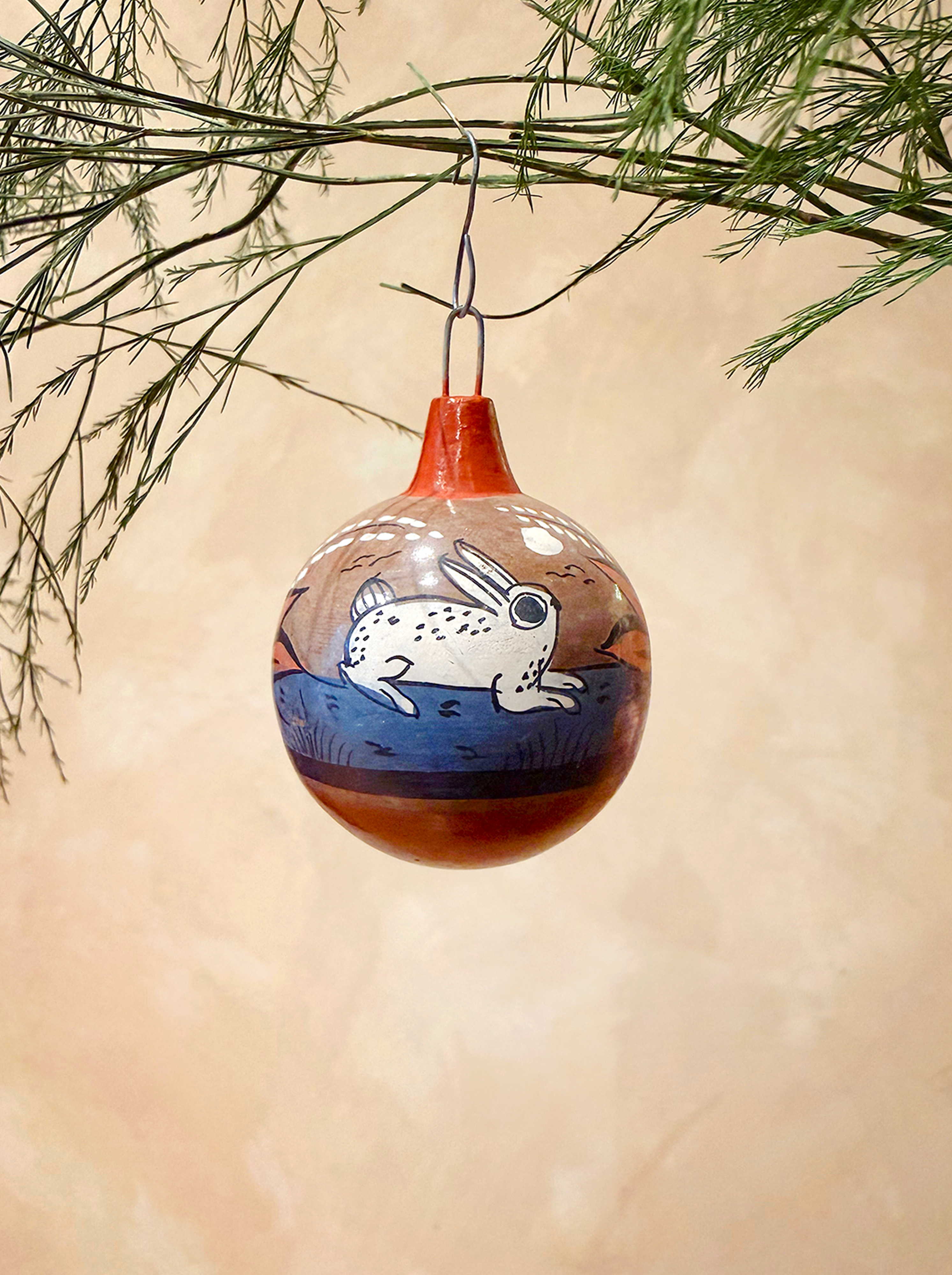 Esferas de barro bruñido pintadas a mano