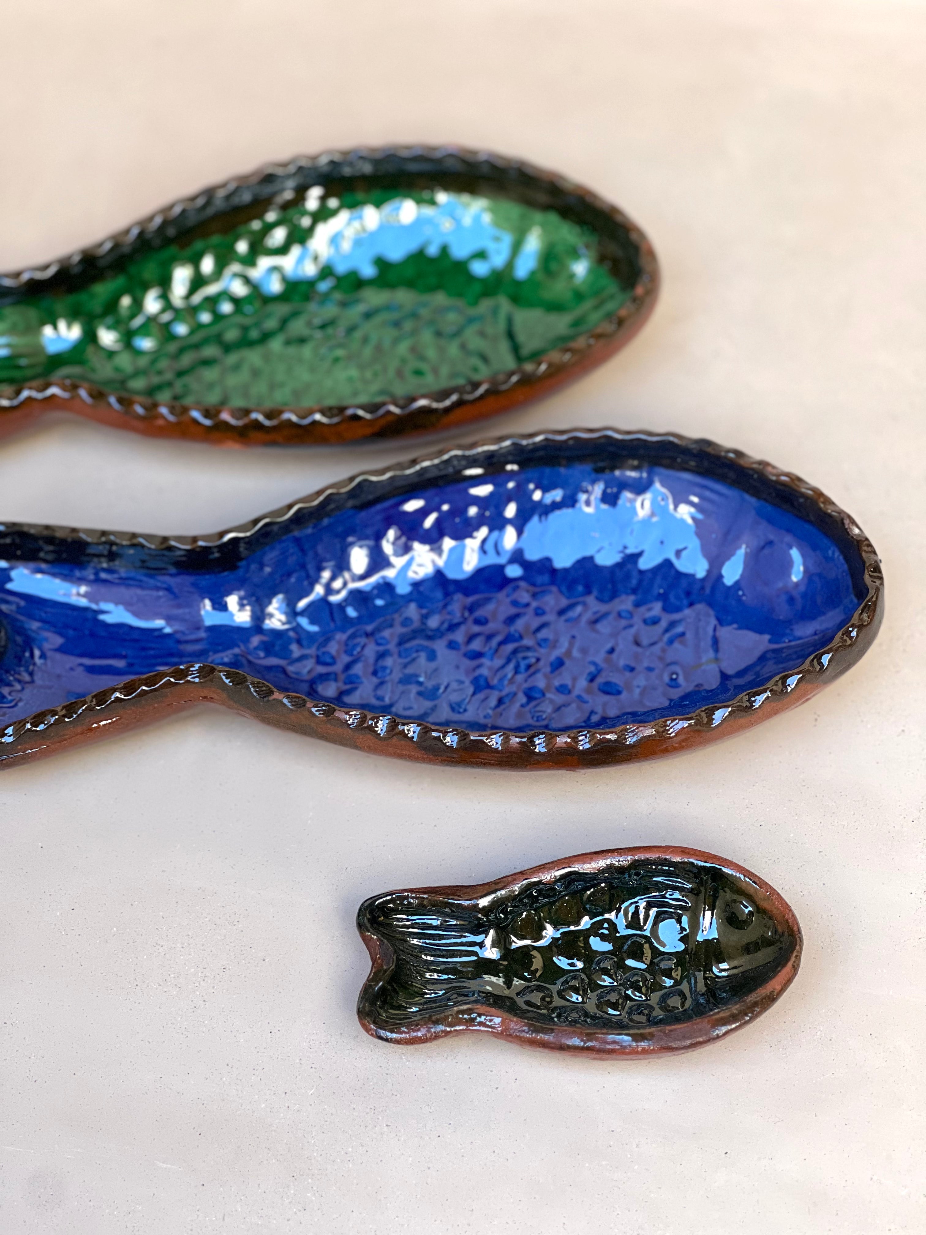 Fish-shaped glazed clay plate