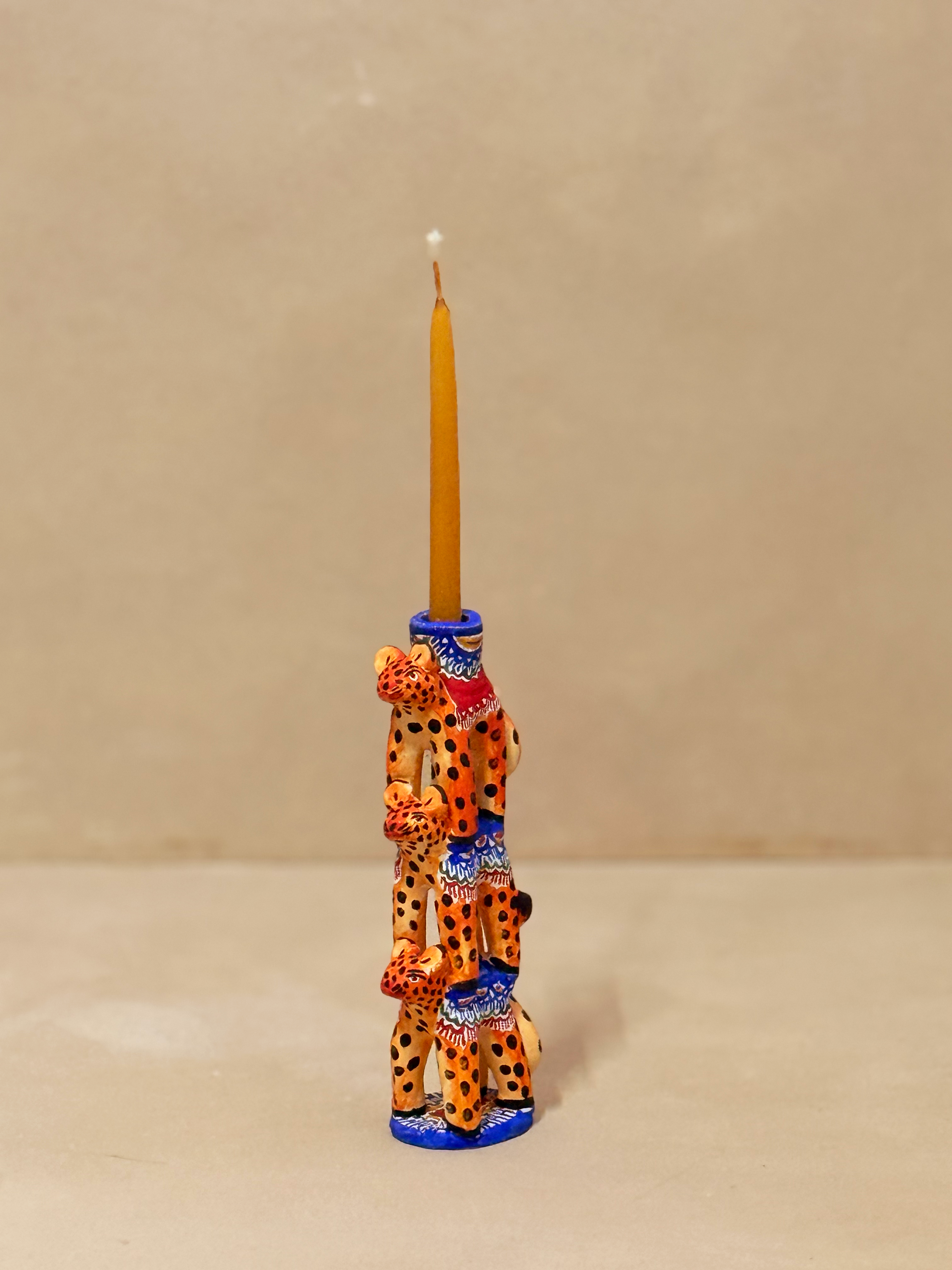 Candelabro torre de jaguares